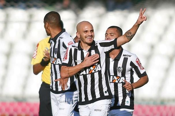 Imagens do jogo no Couto Pereira