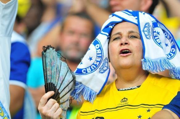 Torcida cruzeirense comea a festa dentro do estdio antes da partida decisiva contra o Grmio