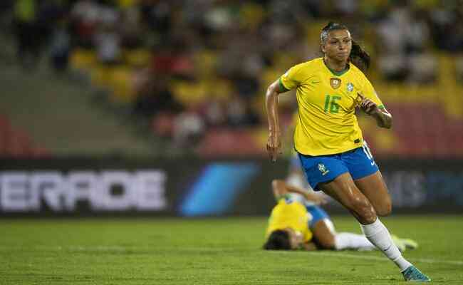 Bia Zaneratto dá assistência e marca gol em seu 100º jogo pela Seleção Brasileira 