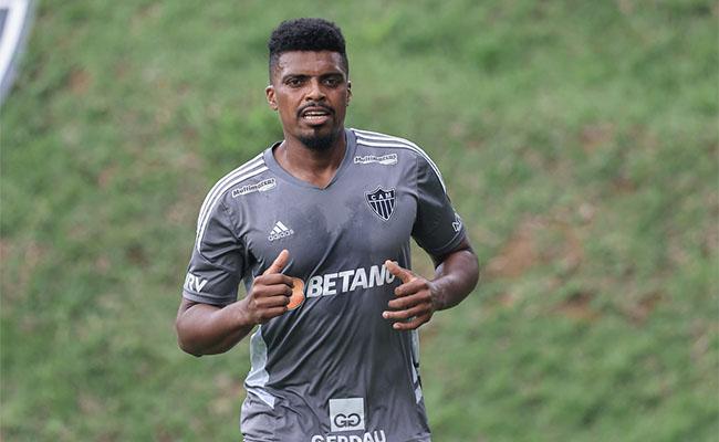 Jemerson assumiu a titularidade, mas precisa tomar cuidado para no ficar fora do jogo contra o Flamengo