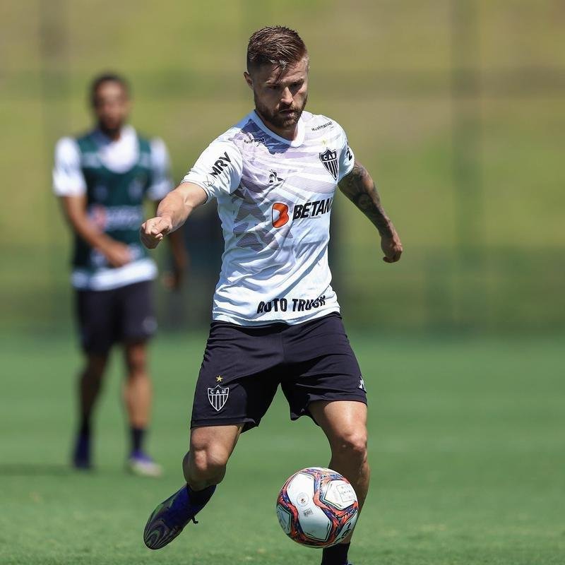 Fotos do coletivo entre profissionais e sub-20 do Atltico