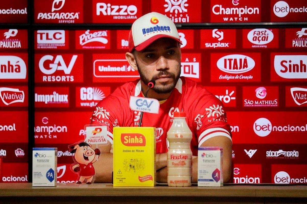 Neto Pessoa, atacante (Vila Nova)