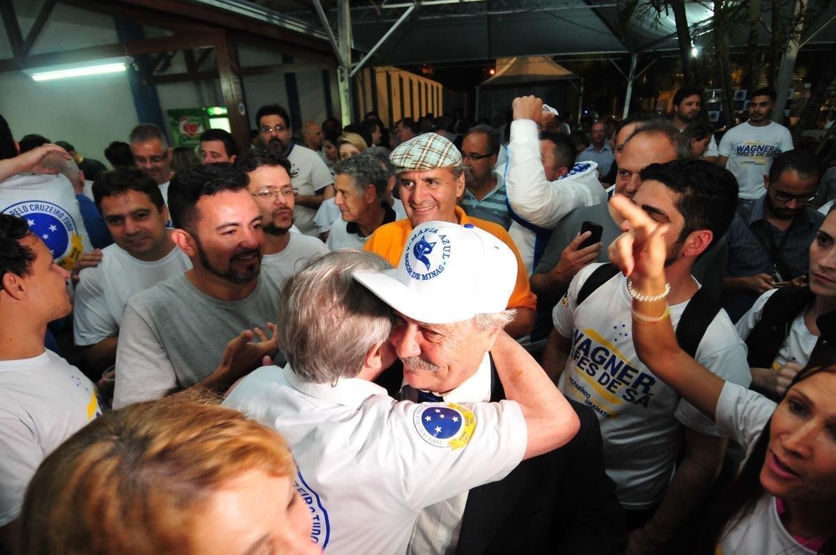 Wagner Pires de S venceu eleio com 235 votos e  o novo presidente do Cruzeiro. Ele comendar o clube no trinio 2018, 2019 e 2020. Srgio Santos Rodrigues, apoiado por Zez Perrella, ficou com 200 votos no pleito.