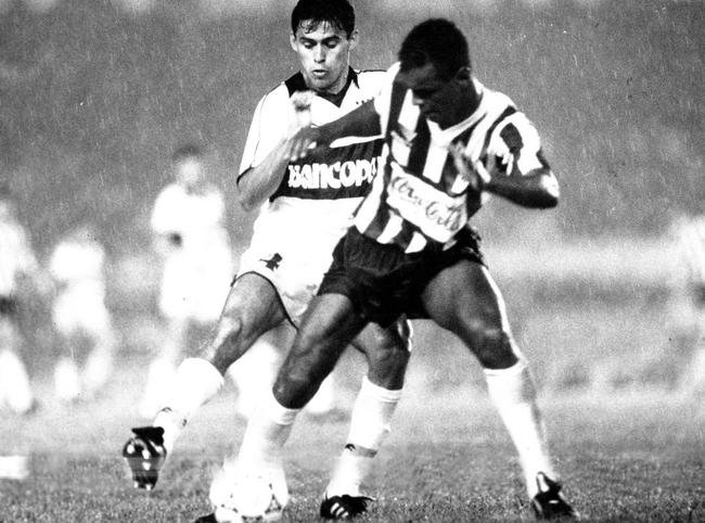 Copa Conmebol (1992) - O primeiro ttulo internacional da histria do Atltico foi conquistado em 23 de setembro de 1992. Naquele ano, o Galo decidiu o ttulo da Copa Conmebol com o Olmpia, do Paraguai. No jogo de ida, vitria alvinegra por 2 a 0, no Mineiro, com gols de Negrini. Na volta, a derrota por 1 a 0 no Defensores del Chaco no tirou a taa do Atltico, comandado pelo tcnico Procpio Cardoso