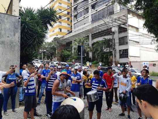 Movimentação na porta da Sede Administrativa do Cruzeiro para o lançamento do 'sócio reconstrução'