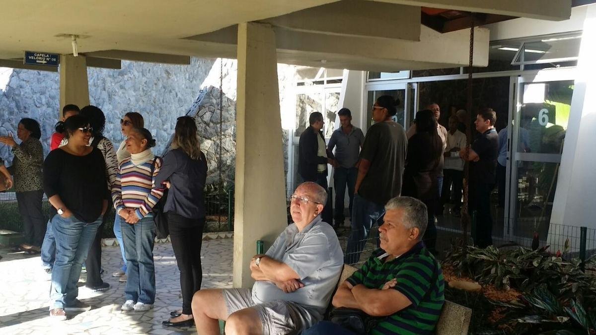 Ex-jogador do Cruzeiro, Z Carlos morreu nessa tera-feira (12/6), aos 73 anos. Ele foi velado no Cemitrio Parque da Colina, em Belo Horizonte. O enterro acontece no mesmo local.