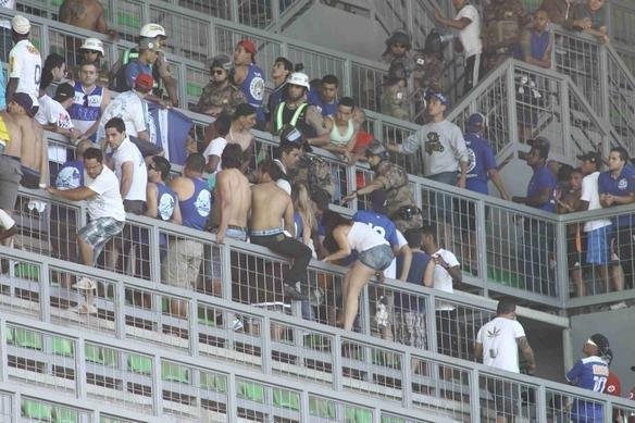 Pouco antes do clssico, alguns torcedores do Cruzeiro brigaram entre si nas cadeiras do Independncia. A PM teve de interferir no tumulto e acabou encontrando resistncia por parte dos mais exaltados.