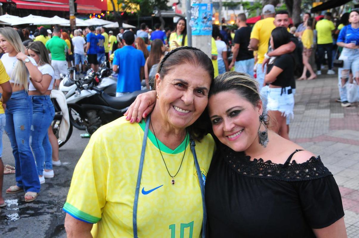 Movimento na Rua Alberto Cintra, em BH, durante jogo do Brasil contra a Srvia, pela abertura da Copa do Mundo do Catar