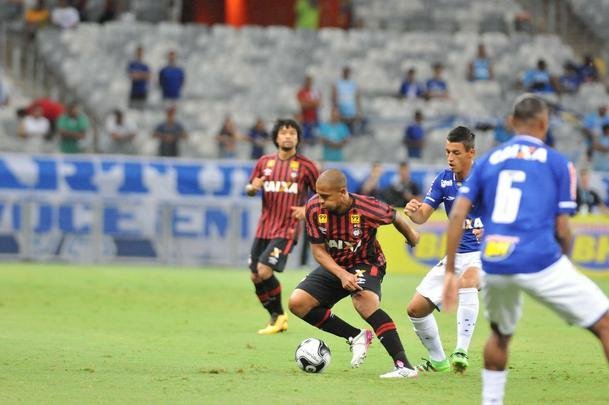 Cruzeiro e Atltico-PR jogaram no Mineiro pela terceira rodada do Grupo C da Primeira Liga