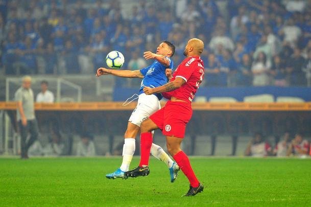 Fotos do primeiro tempo do duelo entre Cruzeiro e Internacional, no Mineiro, pela semifinal da Copa do Brasil