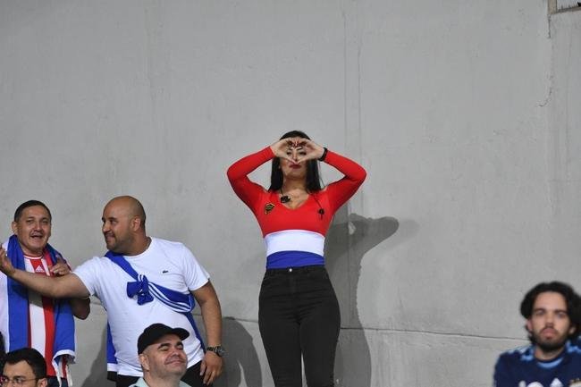 Larissa Riquelme manteve tradio de colocar celular entre os seios, foi calorosa com torcedores e apoiou Paraguai de forma efusiva no Mineiro