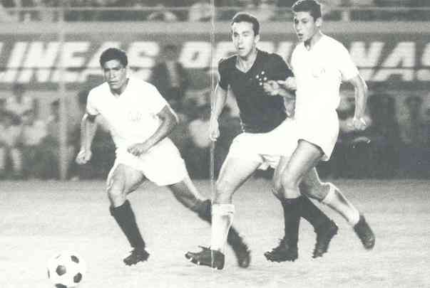 1967 - Copa Libertadores - Cruzeiro foi eliminado na semifinal, quando ficou em segundo lugar no Grupo 2 da chave. Imagem da partida diante do Universitrio, pela primeira fase.