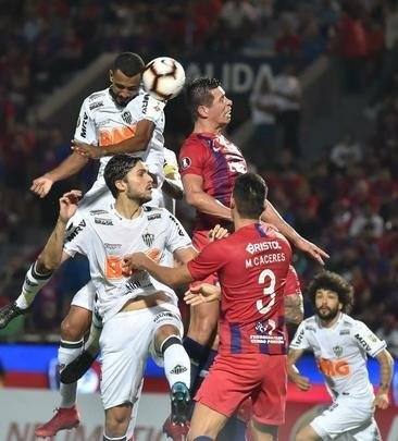 Fotos do duelo entre Cerro Porteño e Atlético, em Assunção, pela Copa Libertadores