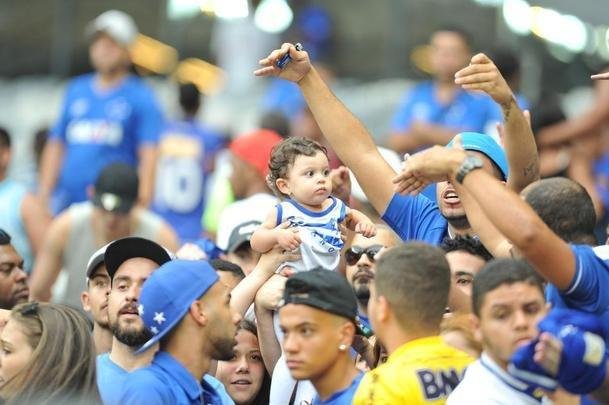 Depois de derrota do Cruzeiro para o Palmeiras e da confirmao do rebaixamento, Mineiro virou praa de guerra, com ira da torcida, depredaes e bombas