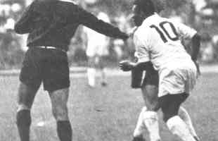 Pel em duelo contra o Atltico em 23 de novembro de 1969. Antes da partida, o craque foi coroado no Mineiro pelo garoto Paulinho.