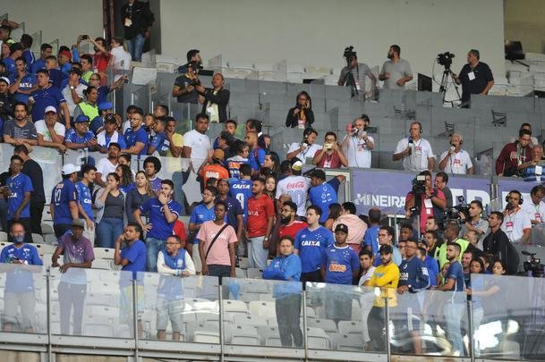 Depois de derrota do Cruzeiro para o Palmeiras e da confirmao do rebaixamento, Mineiro virou praa de guerra, com ira da torcida, depredaes e bombas