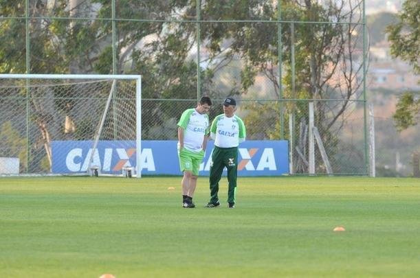 Depois de reunio com elenco e diretoria, Adilson Batista observou treino comandado por Drubscky no Amrica