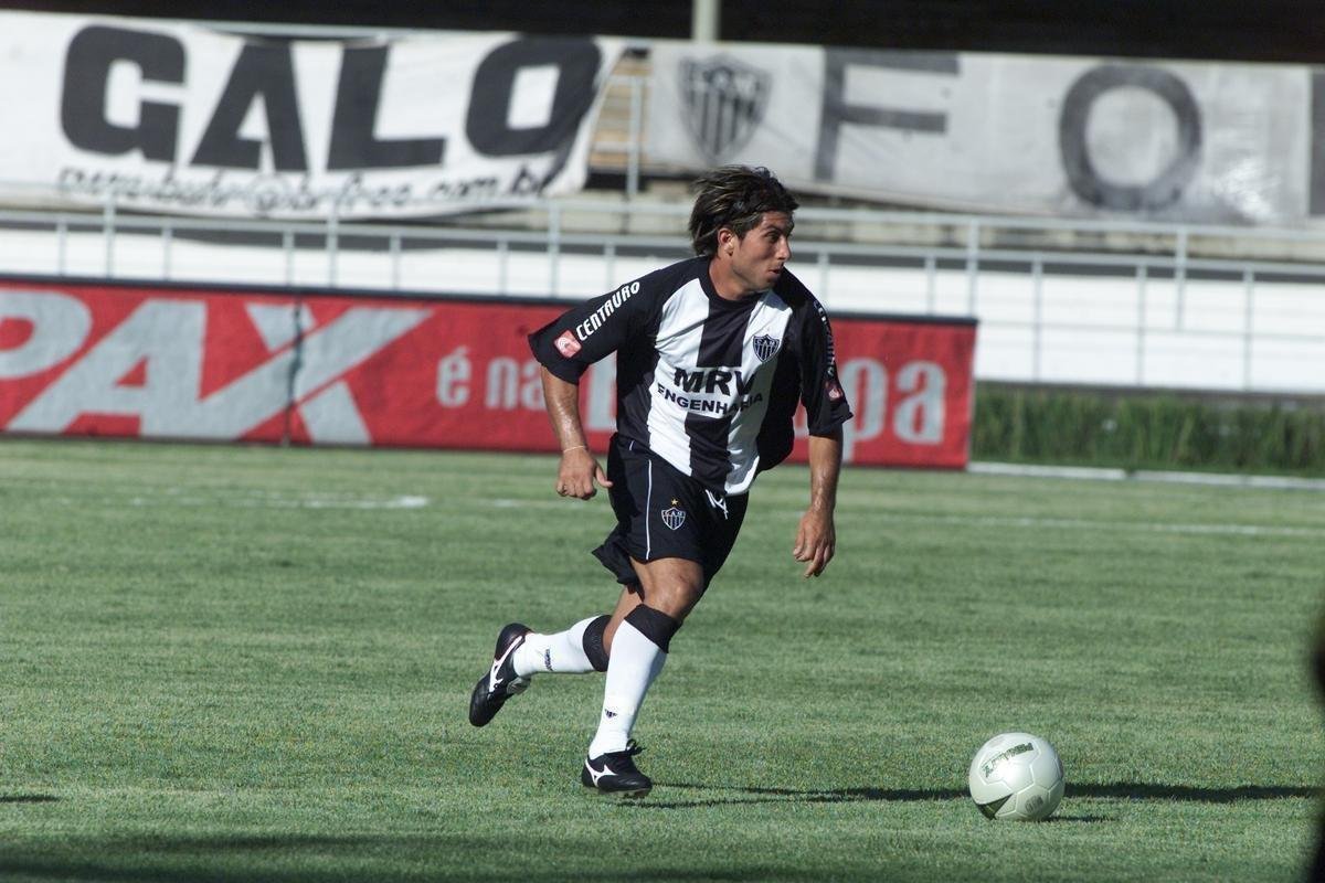 Livio Prieto - Livio Prieto chegou com moral ao Atltico na temporada 2005. Assumiu a camisa 10 e estreou com bela assistncia para Thiago Quirino marcar na goleada por 4 a 1 sobre o Villa Nova, no Mineiro. Na partida seguinte, perdeu pnalti contra o Estrela do Norte-ES, pela primeira fase da Copa do Brasil. Da em diante, teve atuaes inconstantes e perdeu espao. Ficou apenas trs meses do clube alvinegro. Nesse perodo, jogou 14 vezes e no marcou gols.