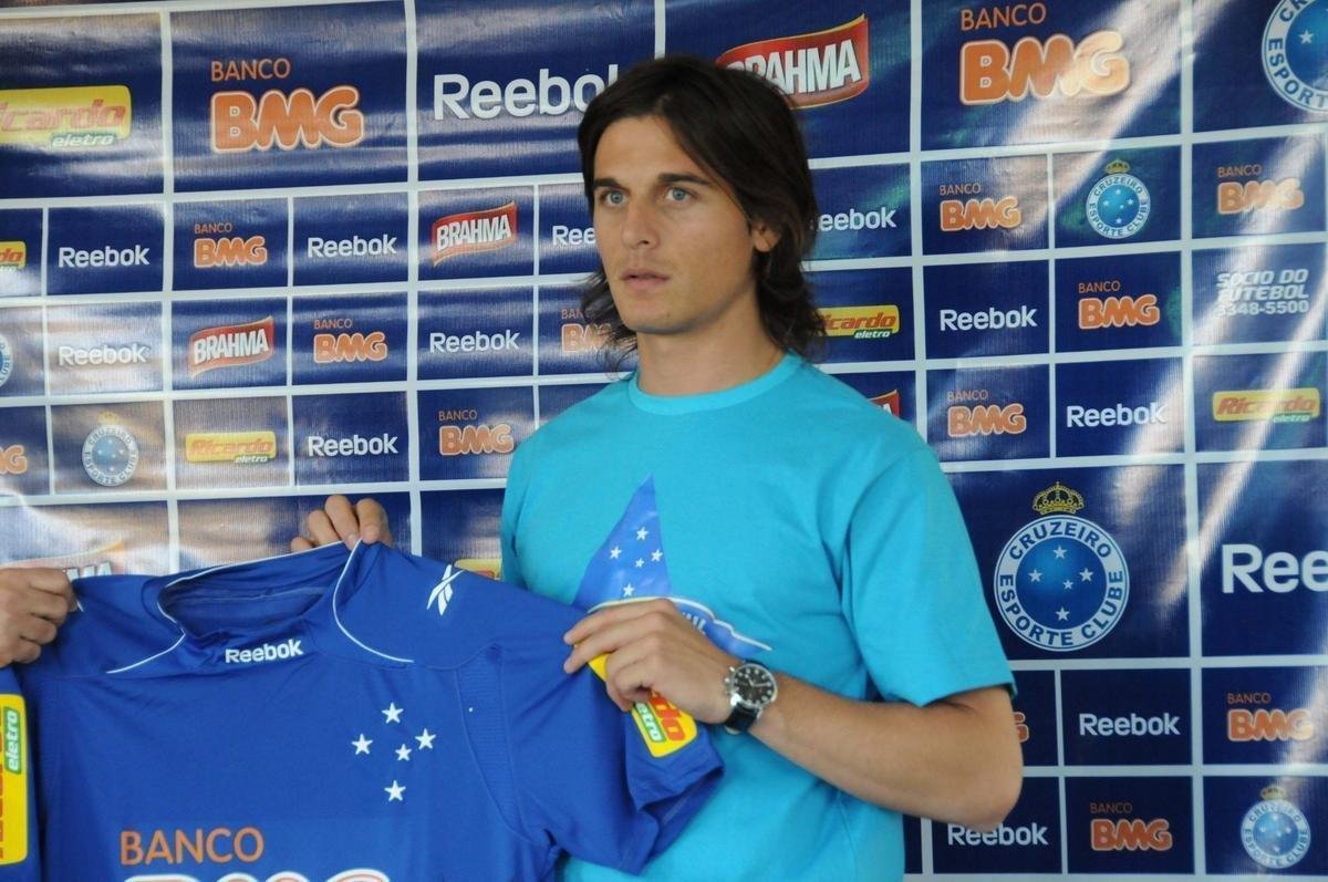 Prediger (volante) - O argentino Sebastin Prediger ainda  lembrado pela torcida, mas, pelo lado negativo. O volante argentino, anunciado em agosto de 2010 aps defender o Porto-POR, no chegou a entrar em campo com a camisa do Cruzeiro. Ele mesmo pediu a resciso contratual no fim daquele ano.