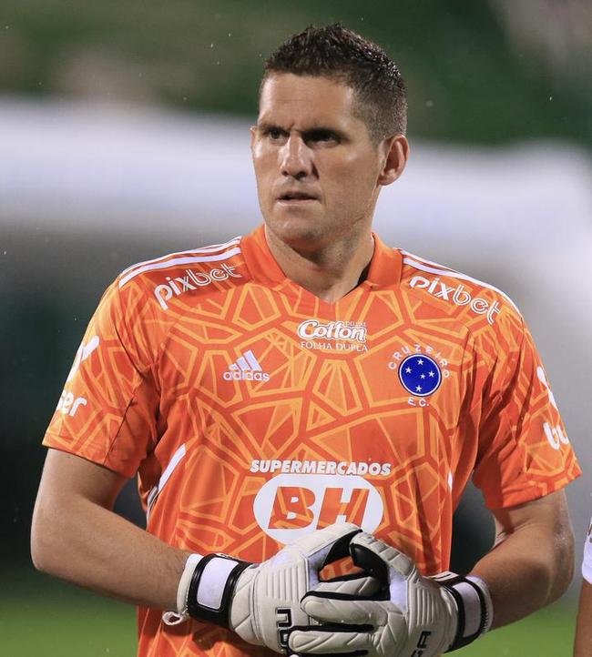 Cruzeiro venceu a Chapecoense por 2 a 0 na Arena Cond, em Chapec, neste sbado (30), pela quinta rodada da Srie B. Gols foram de Geovane e Edu, na etapa final