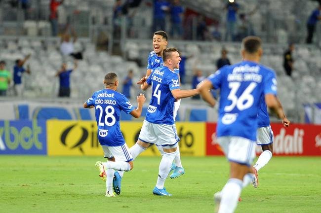 Fotos do gol de falta de Eduardo Brock, do Cruzeiro, sobre o Athletic, no Mineiro, pela semifinal do Campeonato Mineiro
