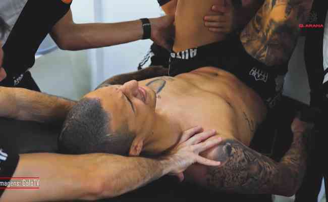 Lateral-esquerdo Guilherme Arana na fisioterapia do Atltico