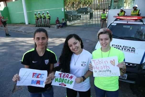 Alice de Castro, de 21 anos, e Camila Esteves e Isabela Cunha, de 20, com mensagens para jogadoras