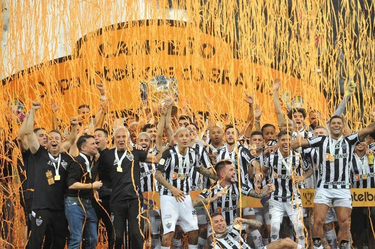 Atltico ergue a taa e festeja bi da Copa do Brasil