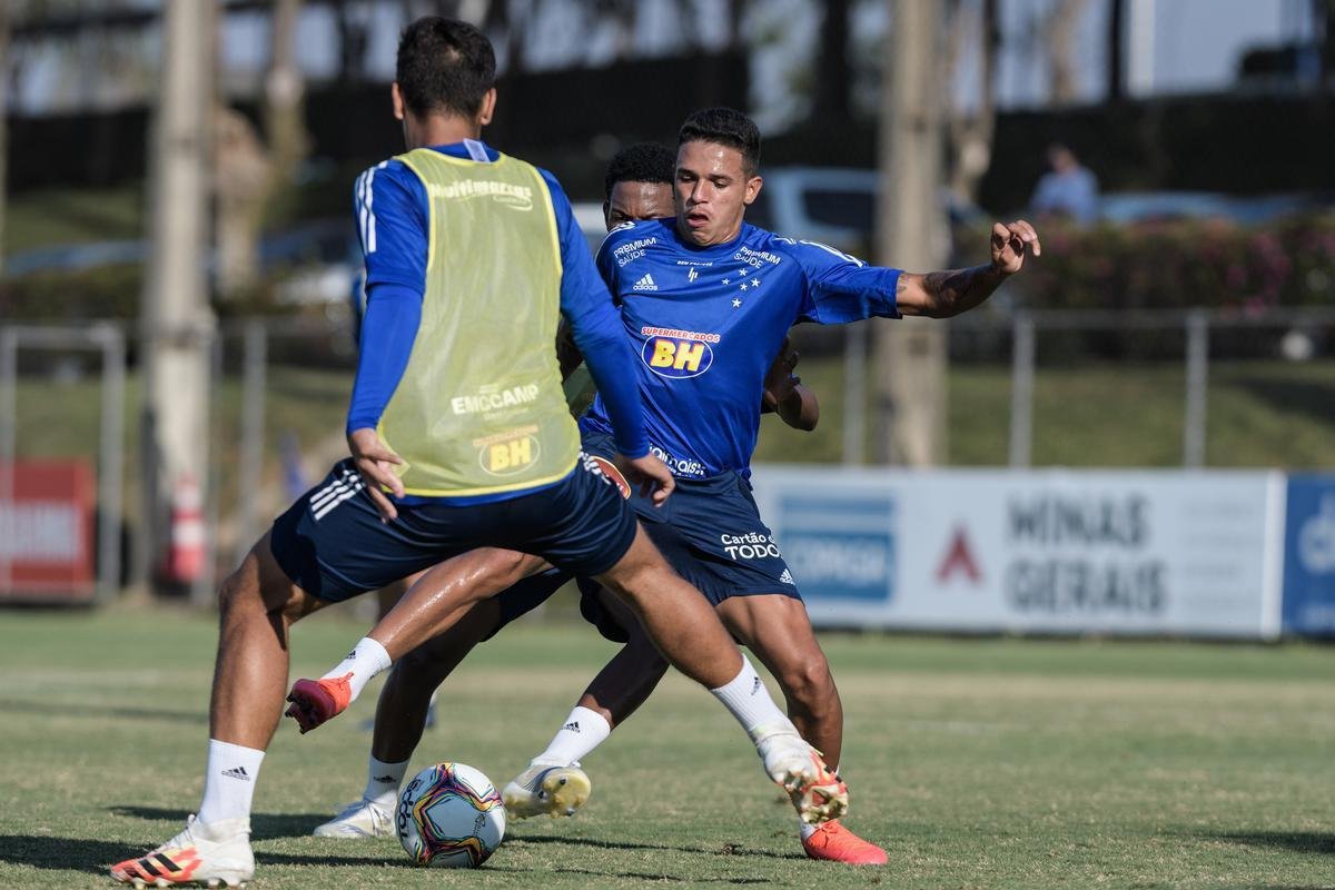 Fotos do primeiro treino do Cruzeiro, na Toca da Raposa II, sob o comando de Ney Franco. Treinador de 54 anos foi oficializado nesta quarta-feira
