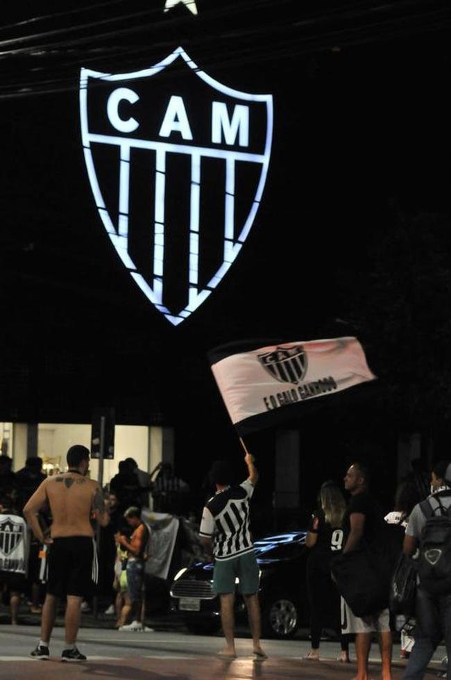 Torcedores do Atltico se concentraram em frente  sede do clube, no bairro de Lourdes, em BH, para festejar o ttulo da Supercopa do Brasil sobre o Flamengo. Galo derrotou rubro-negros nos pnaltis na Arena Pantanal, em Cuiab