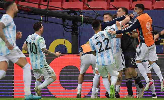 Messi e os companheiros abraam o goleiro Emiliano Martinez, heri da Argentina na classificao