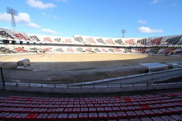 Grama nova foi plantada no último mês, em novembro, e já brotou, mas a aparência, até o momento, é de folhas ainda secas