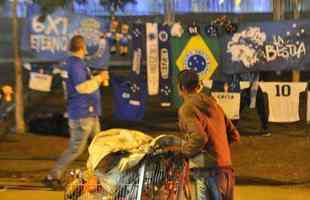 Torcida do Cruzeiro encarou frio e crise de abastecimento para apoiar o time contra o Palmeiras, no Mineiro