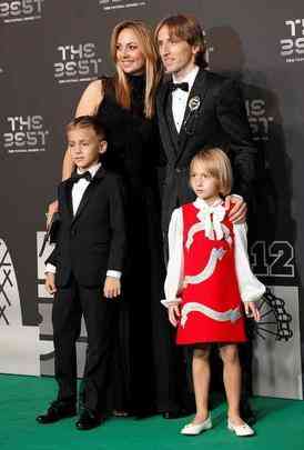 Luka Modric ao lado da esposa Vanja e dos filhos Ivano e Ema 