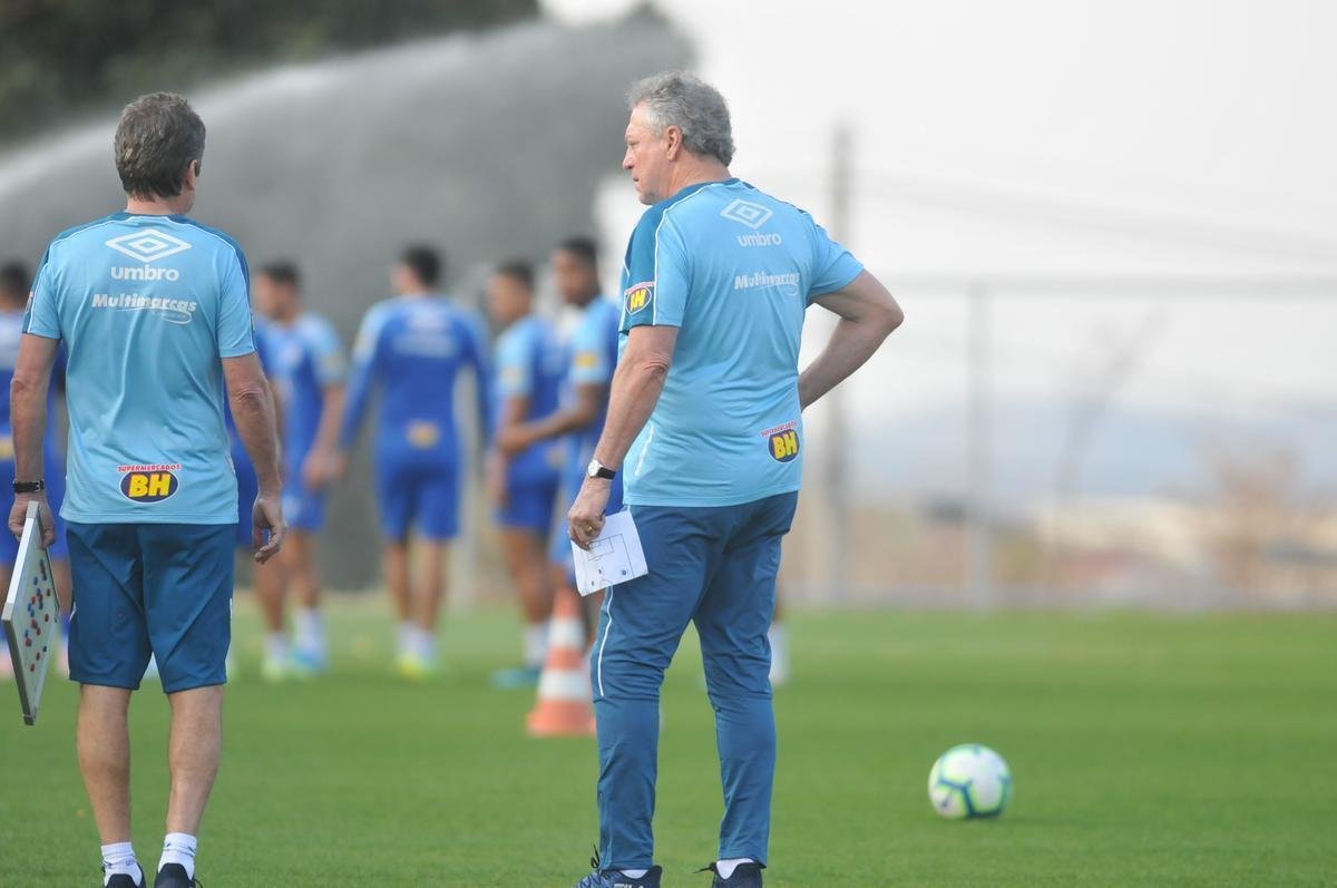 Fotos do primeiro treino de Abel Braga na Toca da Raposa II. Tcnico foi apresentado pelo Cruzeiro neste sbado e dirigir a equipe na segunda, s 20h, diante do Gois, no Serra Dourada, pela 22 rodada do Campeonato Brasileiro