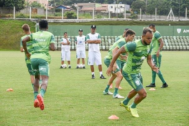 Lisca foi apresentado, conversou com jogadores e assistiu ao treino do Amrica