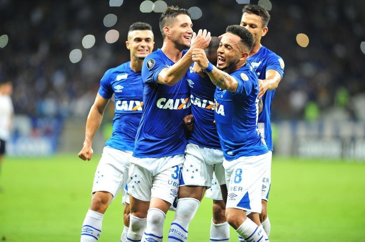 Sass marcou de pnalti e deu a tradicional sarrada no ar: Cruzeiro 3 a 0