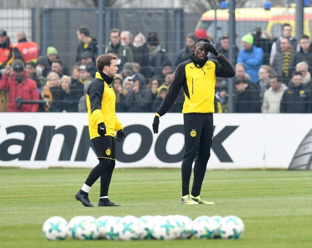 Com sonho de ingressar no futebol profissional, Usain Bolt participa de treino com jogadores do Borussia Dortmund