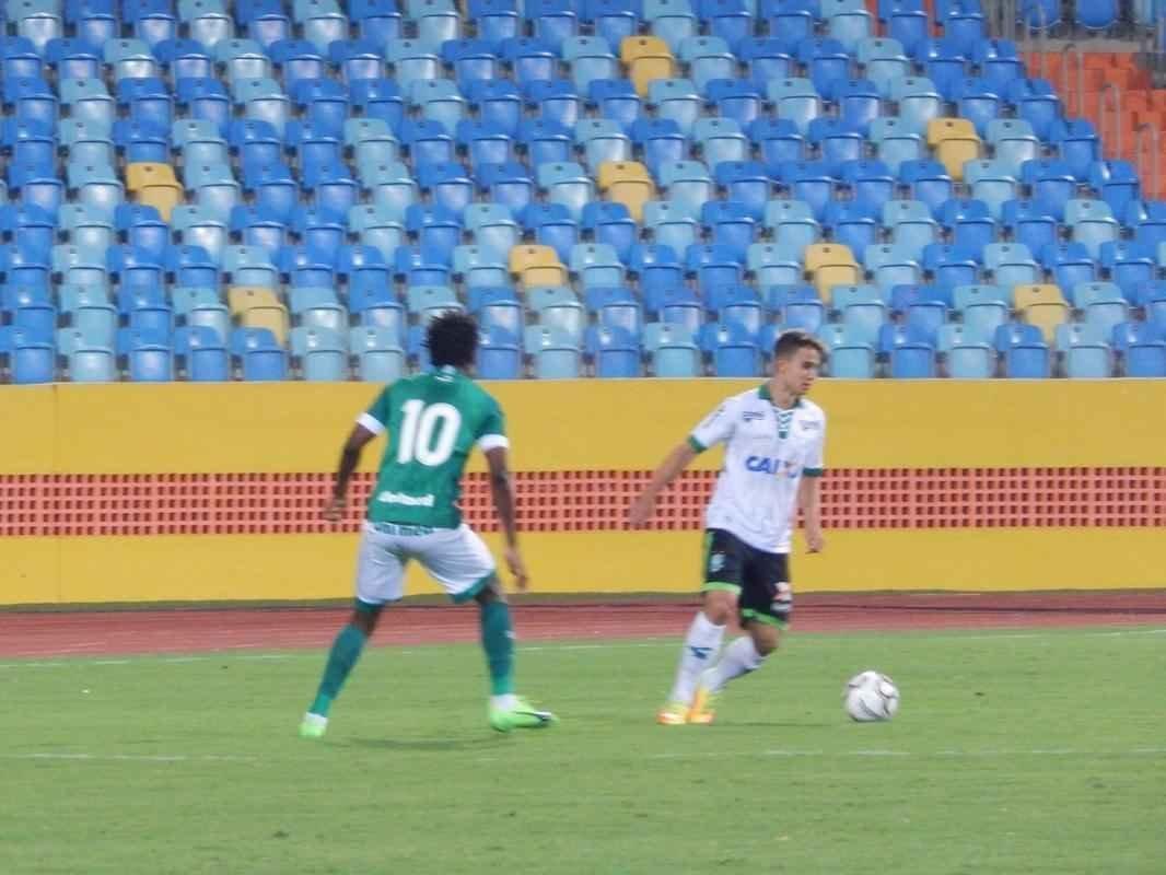 Imagens do duelo entre Gois e Amrica, com portes fechados no Estdio Olmpico