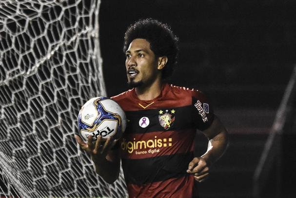 Artilheiro do Sport no ano com 23 gols, Hernane foi fundamental para a temporada vitoriosa do Sport em 2019. O ano tambm marcou uma volta por cima na carreira do atacante, pois em 2018, o atacante foi um dos mais criticados pela torcida leonina no rebaixamento. O centroavante negocia a repactuao de dbitos com a diretoria do clube para renovar o seu contrato para 2020.