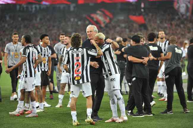 Atlético ergue a taça e festeja bi da Copa do Brasil