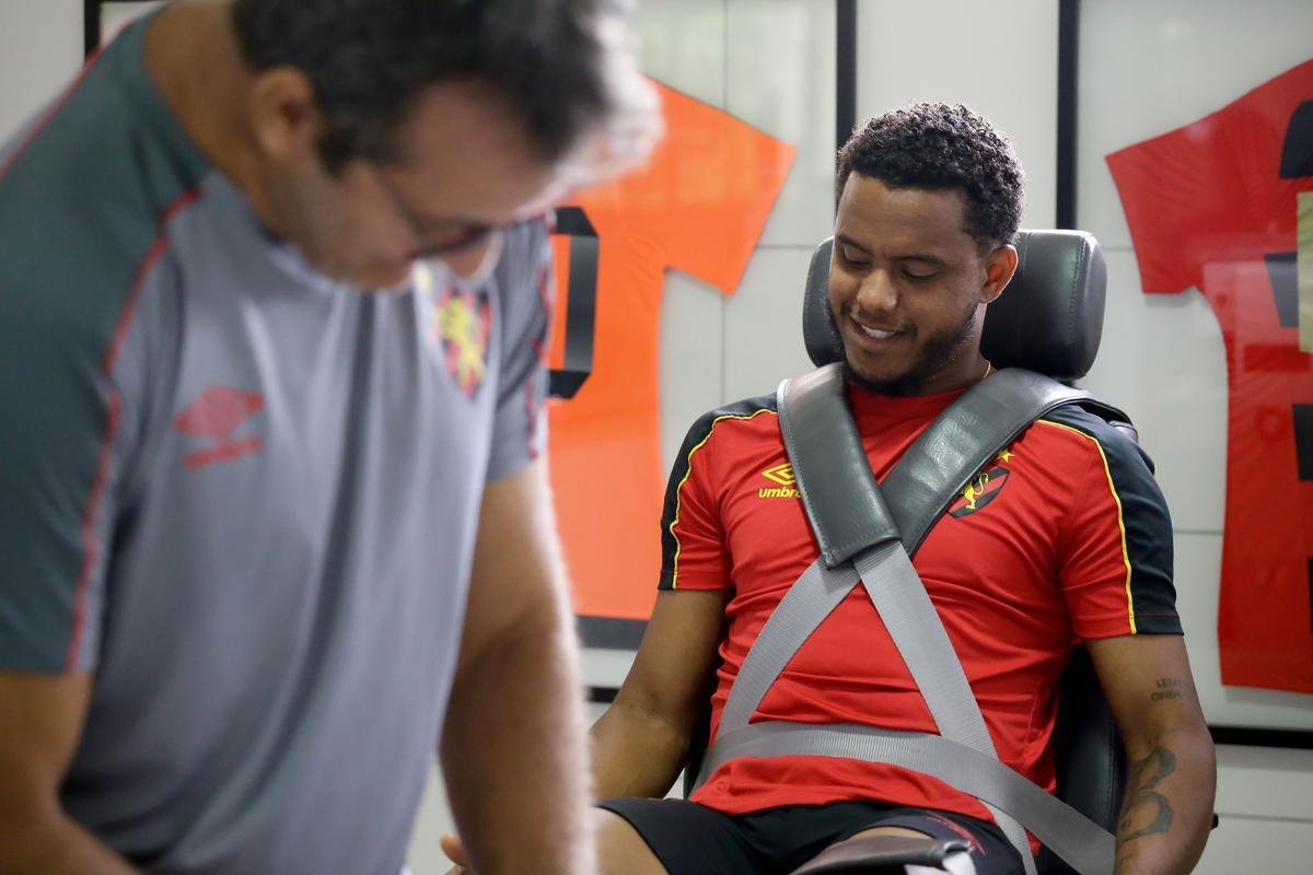 Rithely teve uma manhã agitada no CT do Sport. Ainda sem treinar, o jogador esteve nas instalações do clube para realizar exames fisiológicos junto ao preparador do clube, Inaldo Freire. Depois, apareceu no campo para cumprimentar os companheiros e assistir a movimentação comandada pelo técnico Guto Ferreira. Por fim, concedeu entrevista coletiva, onde abordou o retorno ao clube - confira na íntegra acessando o nosso site