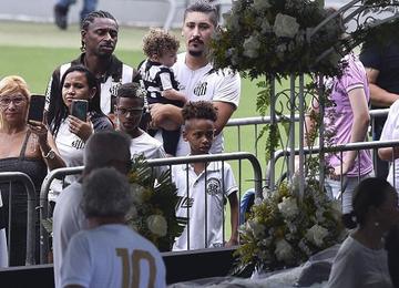 Corpo do Rei chegou ao estádio que o projetou ao futebol as 4h54, após duas horas de cortejo desde o Hospital Albert Einstein, na zona sul de São Paulo
