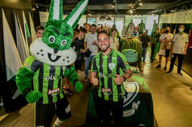 Reforço do Coelho, Benítez foi apresentado após sessão de fotos e autógrafos