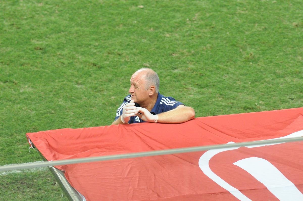 Felipo mostra desespero no banco de reservas durante derrota do Cruzeiro por 1 a 0 para o Oeste, pela 34 rodada da Srie B do Brasileiro 