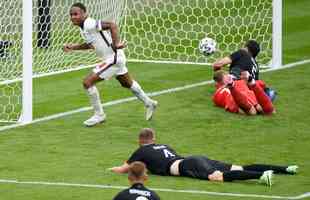 Fotos do gol de Sterling, da Inglaterra, sobre a Alemanha, em Wembley. Ingleses venceram por 2 a 0 e avanaram s quartas de final da Eurocopa