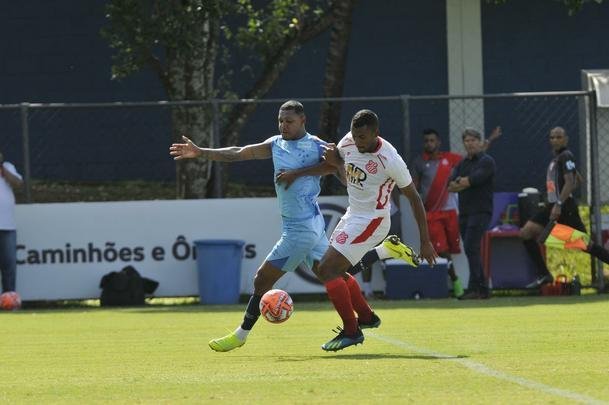 Com gols de Rafinha, David, Renato Kayzer e Murilo, Cruzeiro venceu Democrata-SL por 4 a 1 em jogo-treino nesta tera-feira, na Toca da Raposa 2 (fotos: Juarez Rodrigues/EM D.A Press)