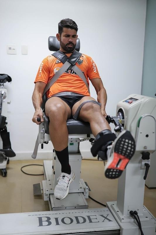Diego Costa posa com as camisas 1 e 2 do Atltico, faz exames e atividades na academia da Cidade do Galo