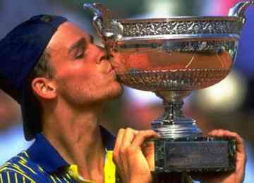 Na França, onde acompanhou a edição deste ano de Roland Garros, Gustavo Kuerten celebrou a conquista na quadra Philippe Chatrier, quando venceu Sergi Bruguera
