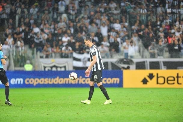 Atltico perdeu por 4 a 3 para o Coln nos pnaltis e foi eliminado da Copa Sul-Americana. Goleiro argentino Burin defendeu penalidades de Rver e Cazares